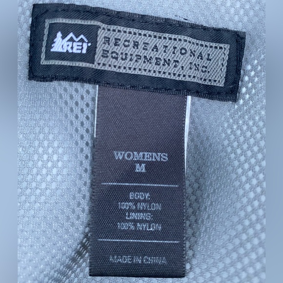 REI - Women’s warm Jacket - Picture 3 of 10